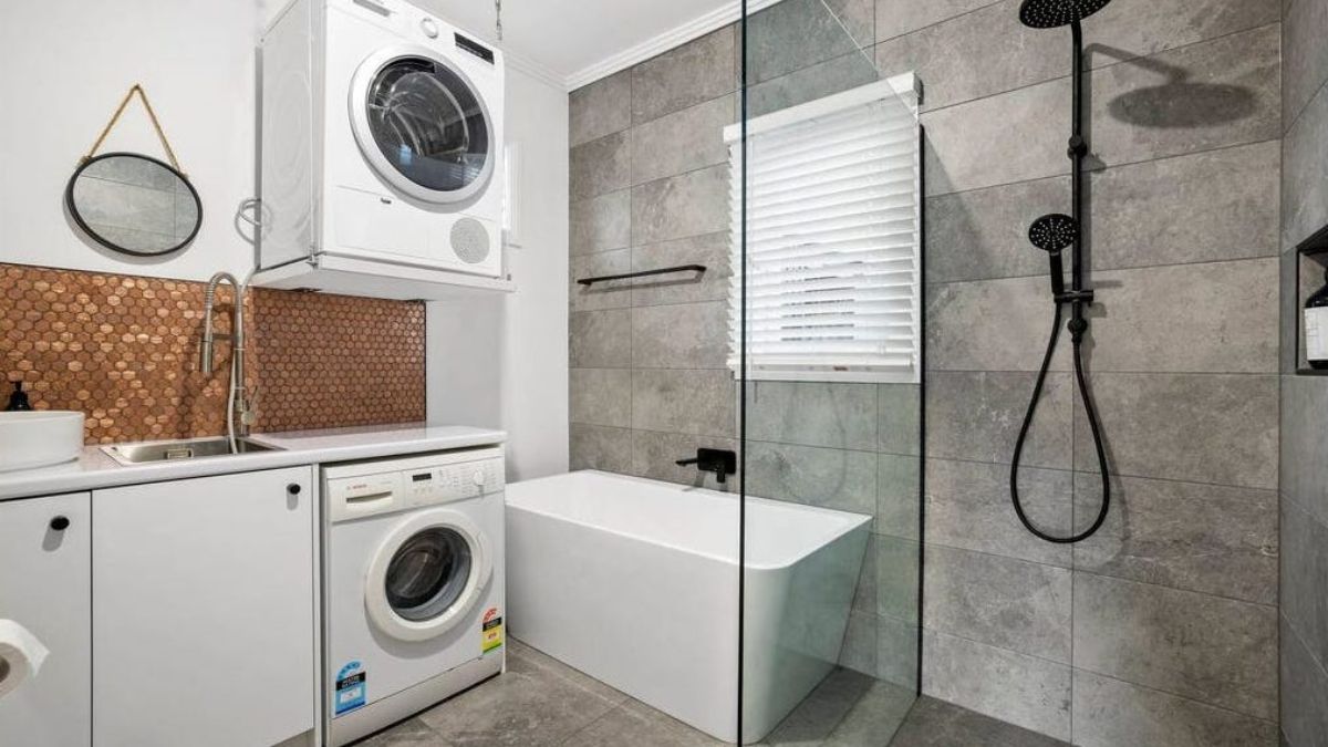 Có nên để máy giặt trong nhà tắm? Gợi ý cách đặt máy giặt an toàn